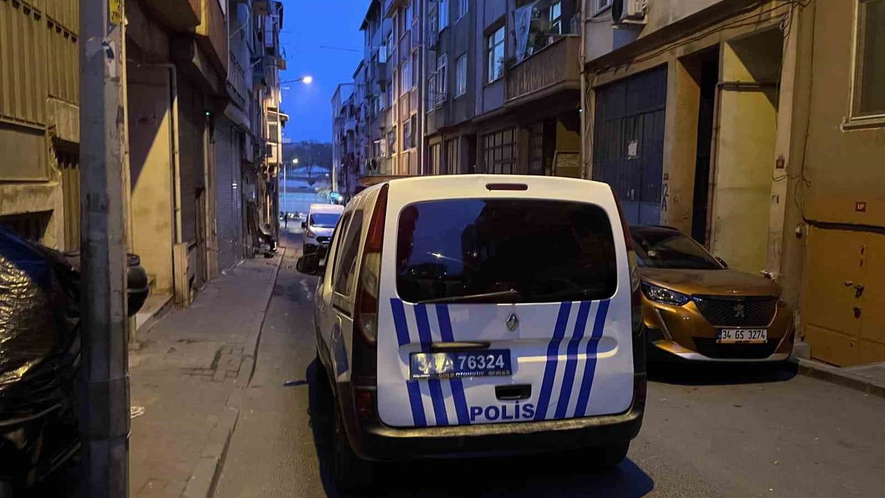Bayrampaşa'da cam silerken 3. kattan düşen kadın ağır yaralandı