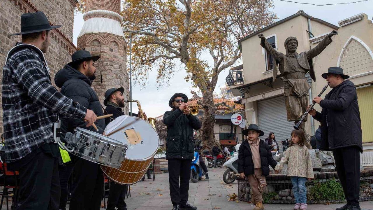 Bergama’da Arasta Panayırı: Kadın Üreticiler ve Genç Müzisyenler Öne Çıktı
