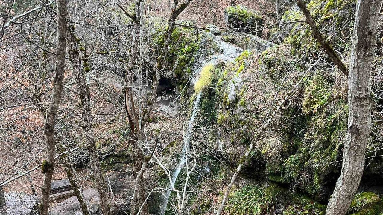 Beşikderesi Şelalesi'nde kış manzarası: Azalan debi ziyaretçileri tedirgin ediyor