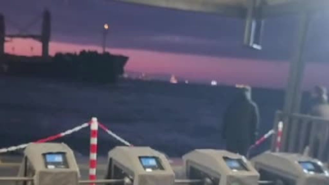 Beşiktaş açıklarında makina arızası: Liberya bayraklı EGE-M iskeleye çarpmadan durdu