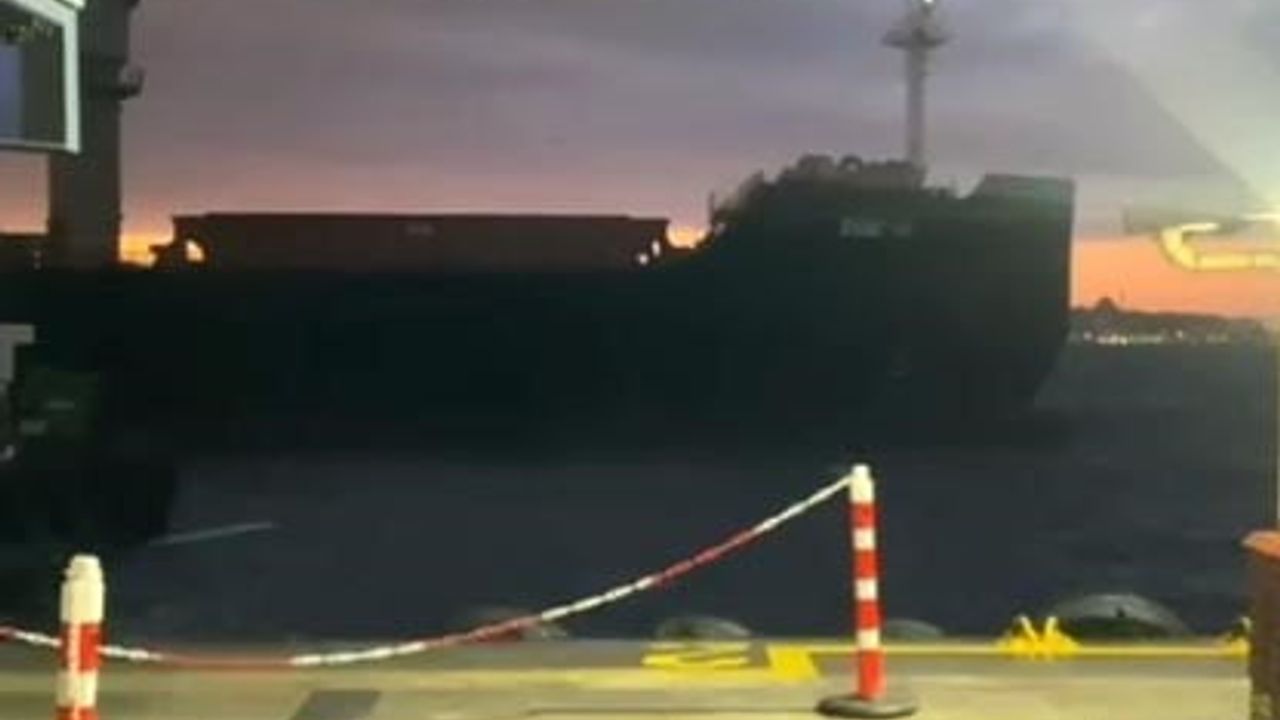 Beşiktaş açıklarında makine arızası yaşayan kuru yük gemisi iskeleye çarpmadan durdu