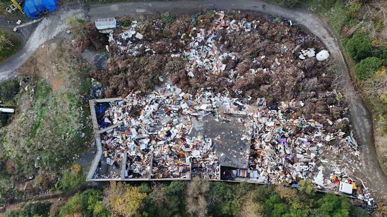 Beşiktaş Levazım'da gökdelen arası ağaçlık alana kaçak moloz dökümü havadan görüntülendi