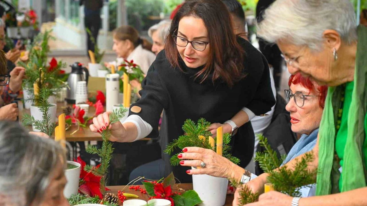 Beşiktaş'ta 65 yaş üstü komşular için uygulamalı İkebana eğitimi: Beşiktaş Belediyesi ve Sumitomo Mitsui iş birliği