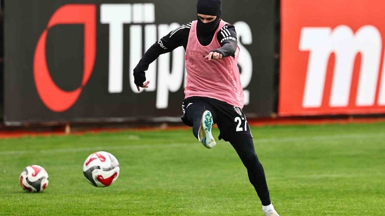 Beşiktaş, Trabzonspor maçı hazırlıklarını BJK Nevzat Demir Tesisleri'nde sürdürdü