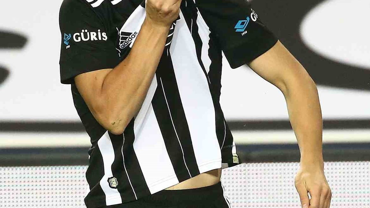 Beşiktaşlı Necip Uysal: 'Sezon sonunda kariyerime bu forma altında nokta koyacağım'