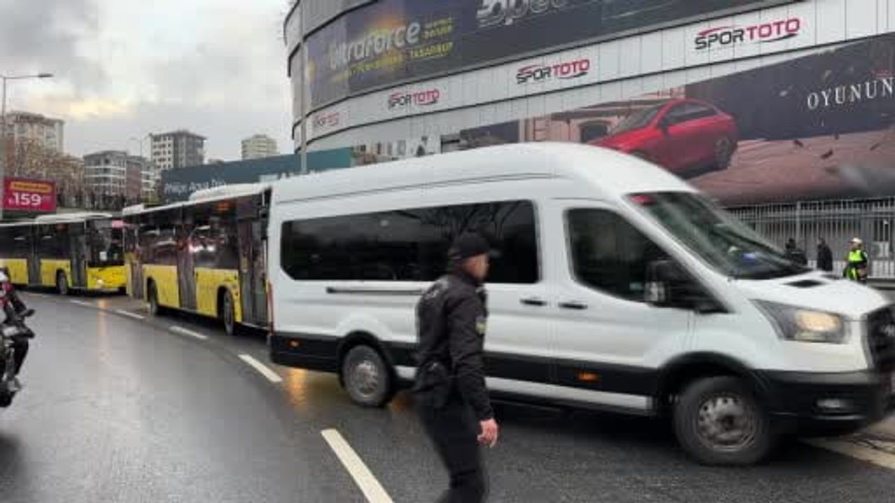 Beşiktaşlı Taraftarlar Kadıköy'de: Ziraat Türkiye Kupası Derbisi İçin Tribünde