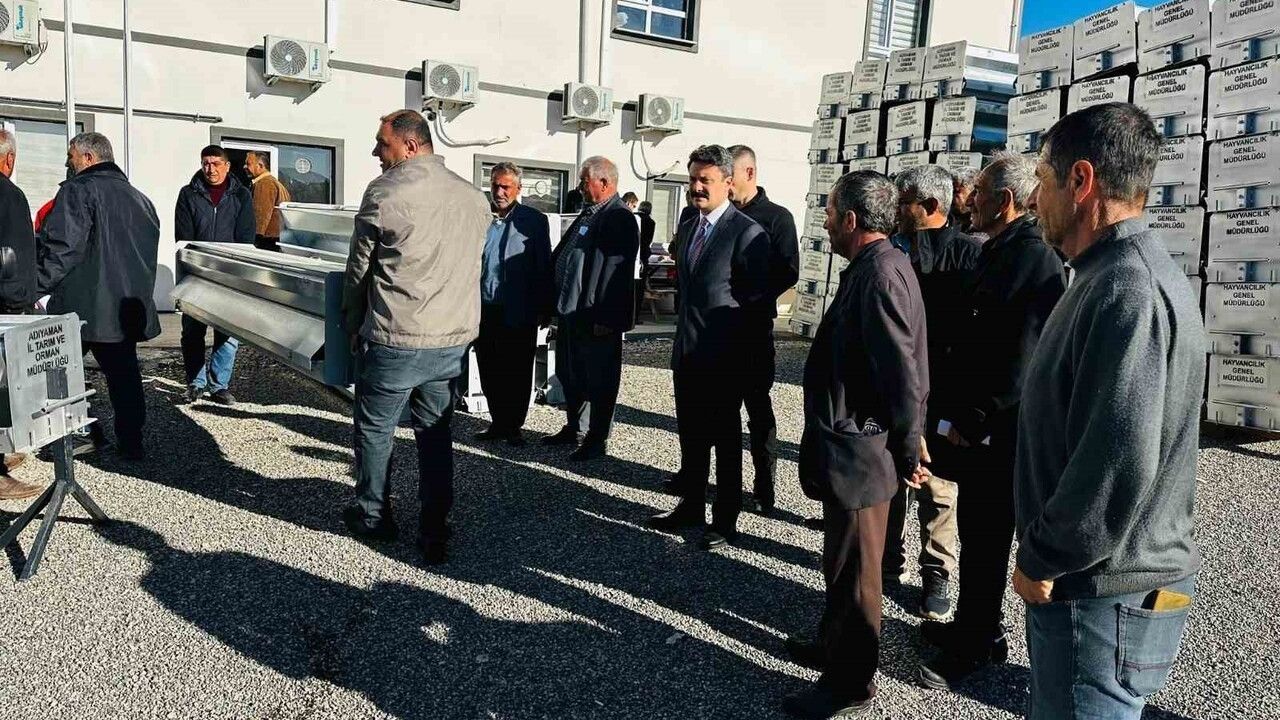 Besni'de 84 Yetiştiriciye Yüzde 70 Hibeli Otomatik Yemlik Dağıtıldı