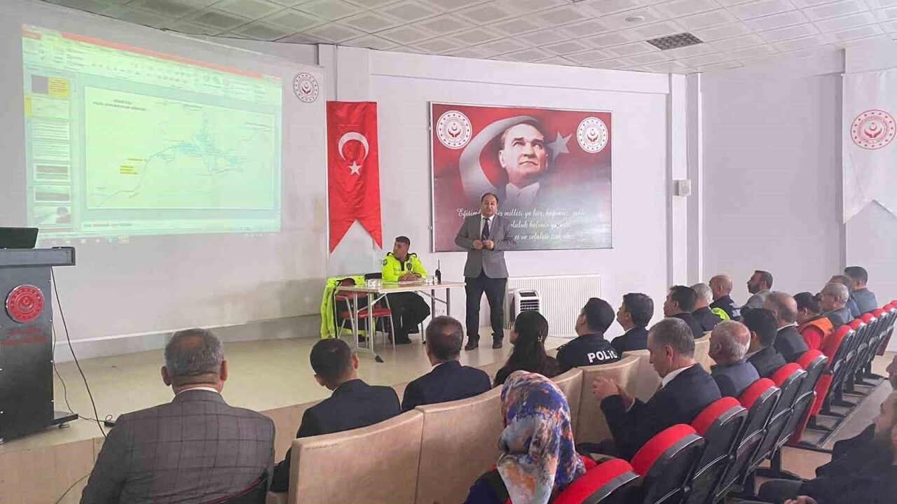 Besni'de Kış Tedbirleri Toplantısı: Kaymakam Ahmet Oğuz Aslan Koordinasyonu Sağladı