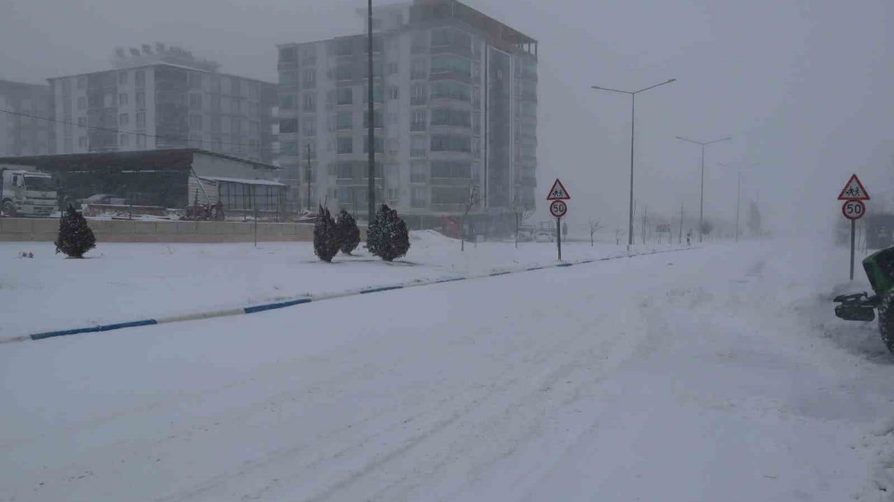 Besni'de Yoğun Kar Yağışı Hayatı Olumsuz Etkiledi