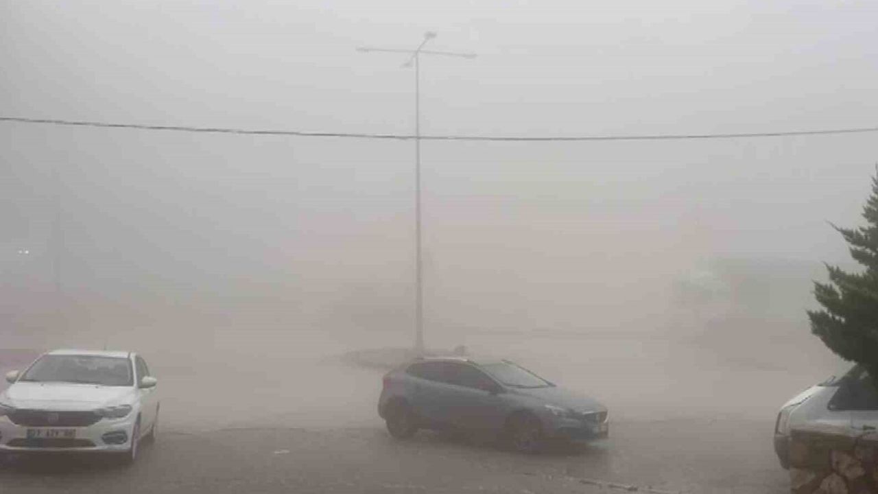 Besni'de Yoğun Sis Ulaşımı Olumsuz Etkiledi: Görüş 10-20 Metreye Düştü