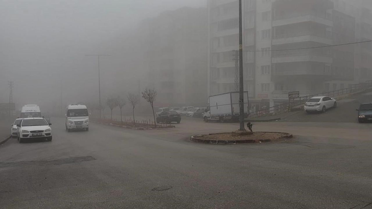 Besni’de yoğun sis ve sağanak yağış görüş mesafesini düşürdü, trafik aksadı