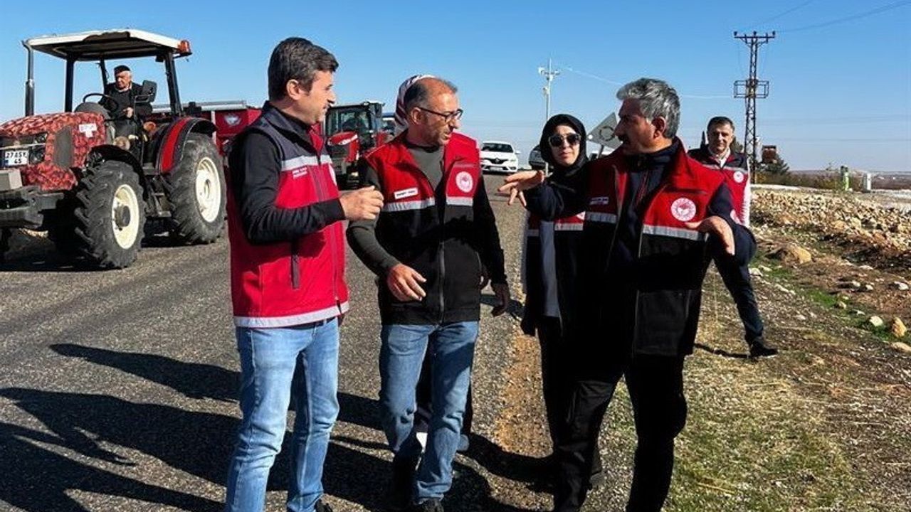 Besni Konuklu Köyü'nde 750 dekarlık merada 11.250 kg gübreleme yapıldı