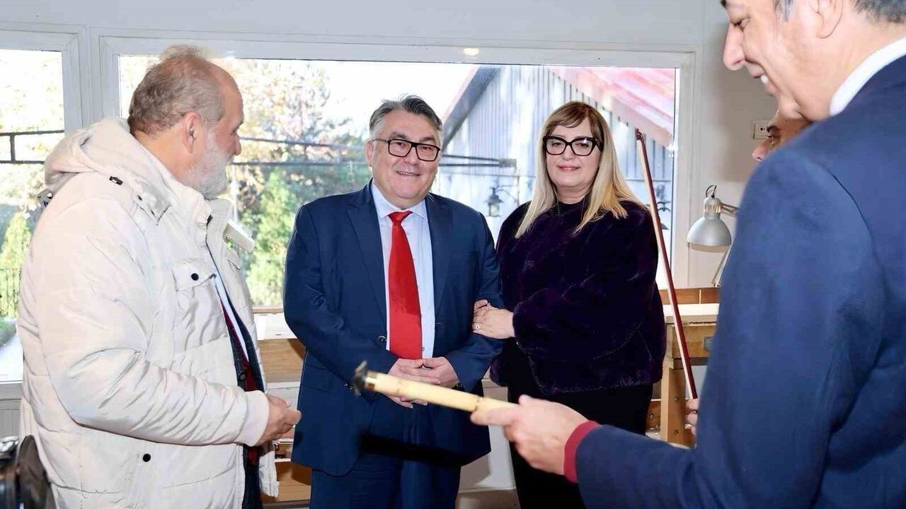 BEUN Rektörü Prof. Dr. İsmail Hakkı Özölçer ve Dr. Sait Başer, Devlet Konservatuvarı Çalgı Yapım Atölyesini Ziyaret Etti