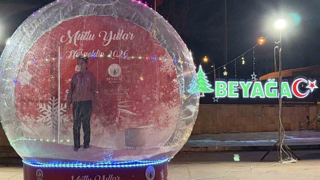 Beyağaç Çarşı Meydanı'na yerleştirilen dev kar küresi, yılbaşı hatıralarını renklendiriyor