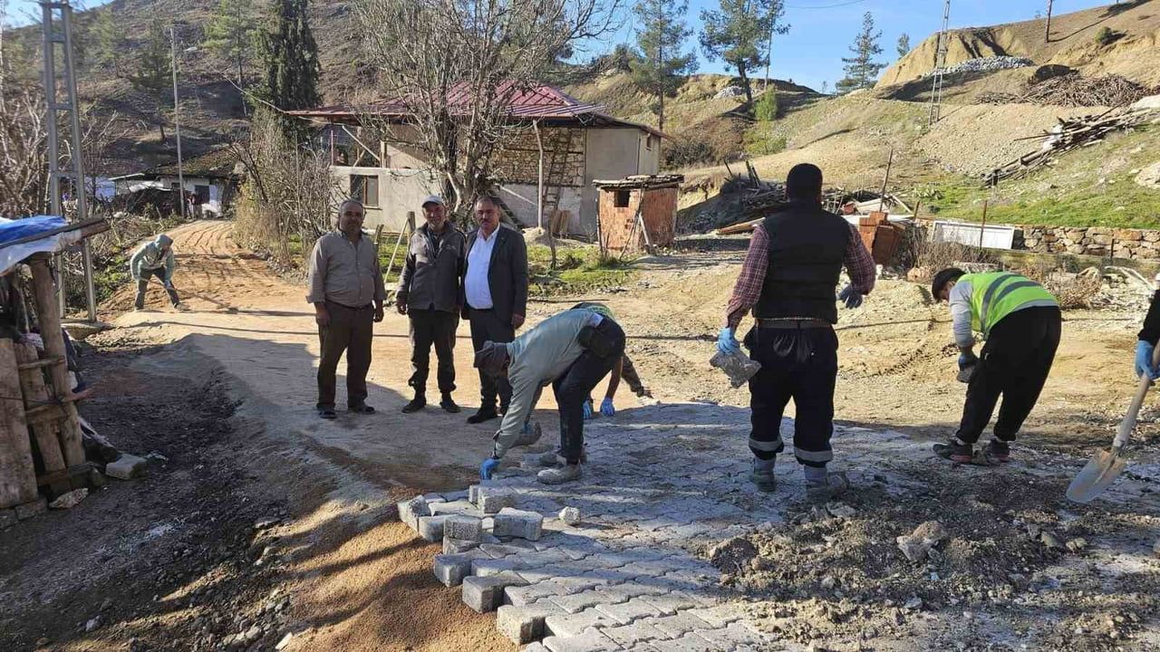 Beyağaç’ta üst yapı yenileme çalışmaları sürüyor: Sazak Mahallesi Gerel mevkiinde taş döşeme devam ediyor