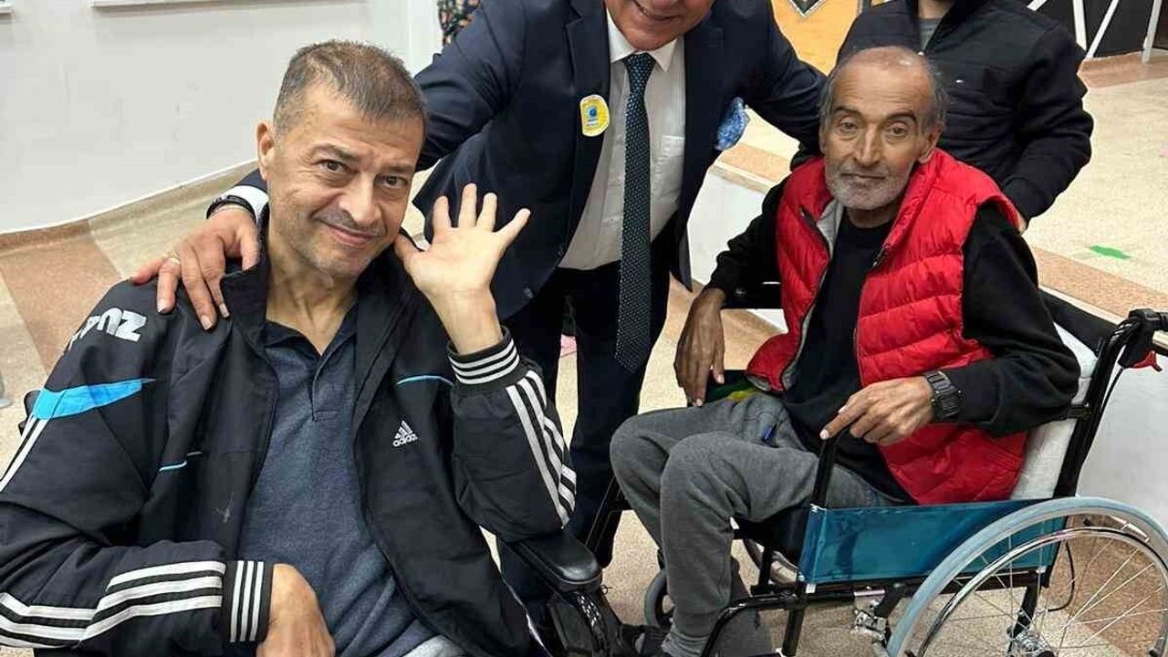 Beyaz Ay Derneği Kırşehir Şubesi Engelliler Haftası'nda Farkındalığı Pasta Kesimiyle Vurguladı