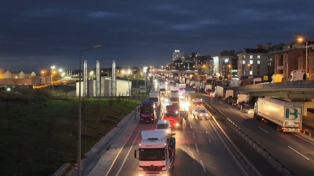 Beylikdüzü Ambarlı Limanı'nda tır şoförlerinin giriş kapama eylemi trafiği durma noktasına getirdi
