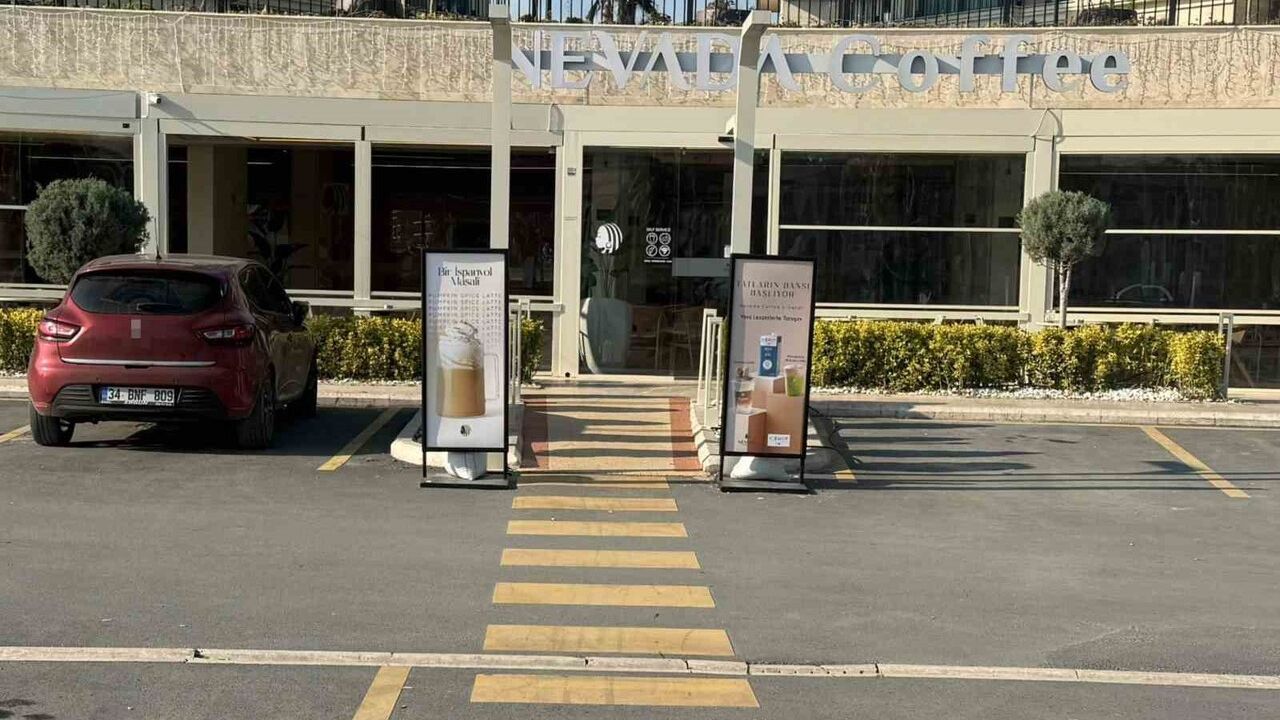 Beylikdüzü'nde Serhat Doğramacı'ya ait hamburgerci kurşunlandı; haraç istendiği iddiası