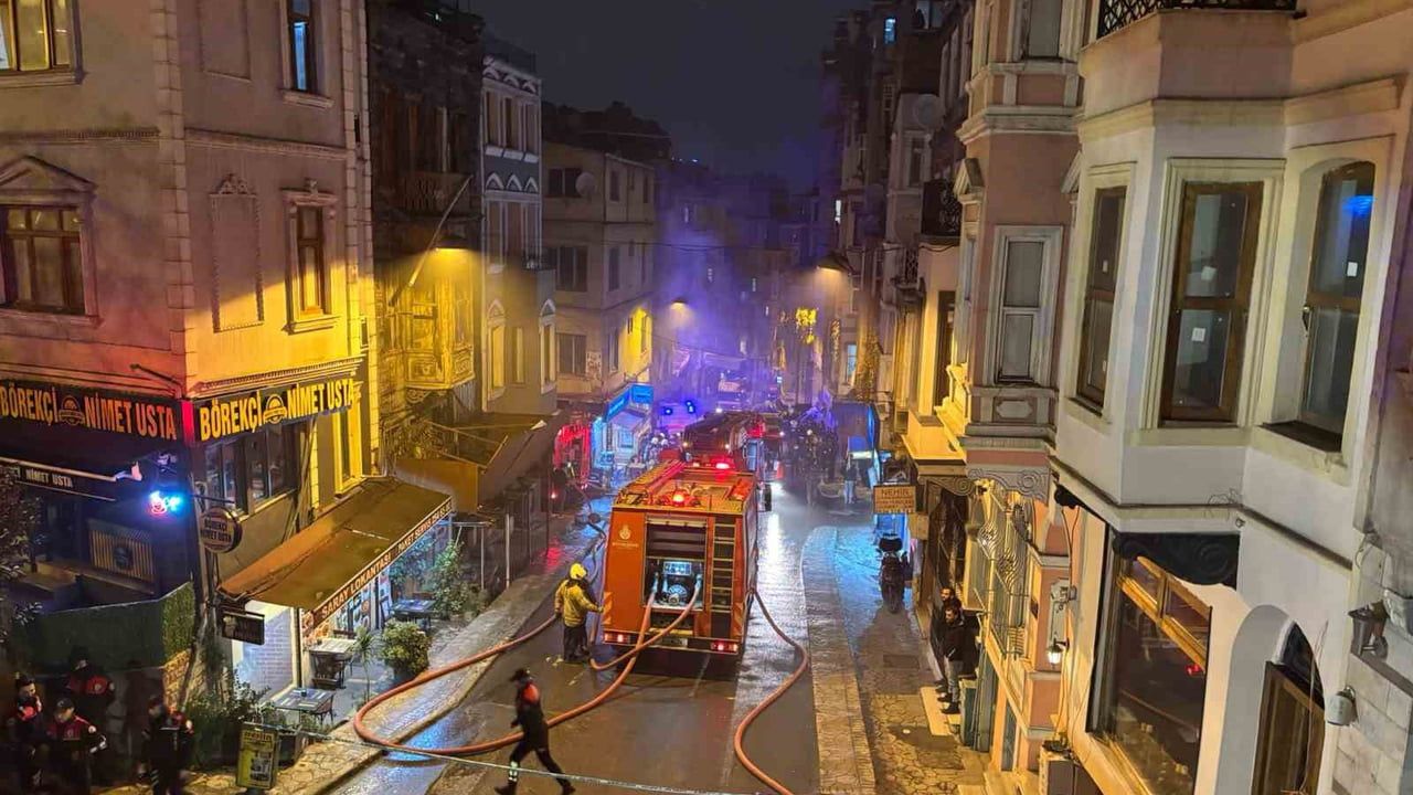 Beyoğlu'da 4 katlı binada 1’inci katta yangın: 2 kişi çatıya sığındı, itfaiye müdahale etti