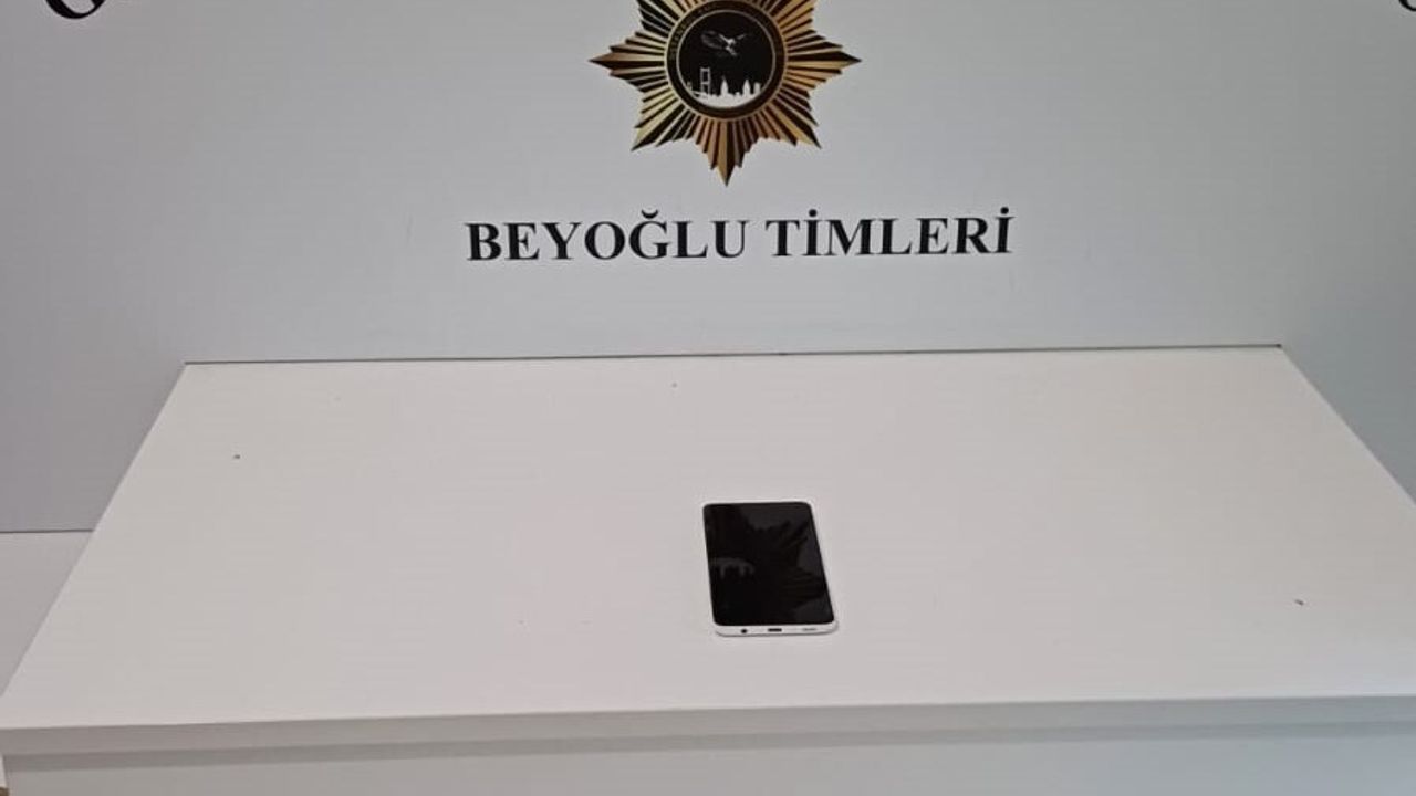 Beyoğlu'da bankta uyuyan vatandaşın cep telefonu çalındı; şüpheli yakalandı
