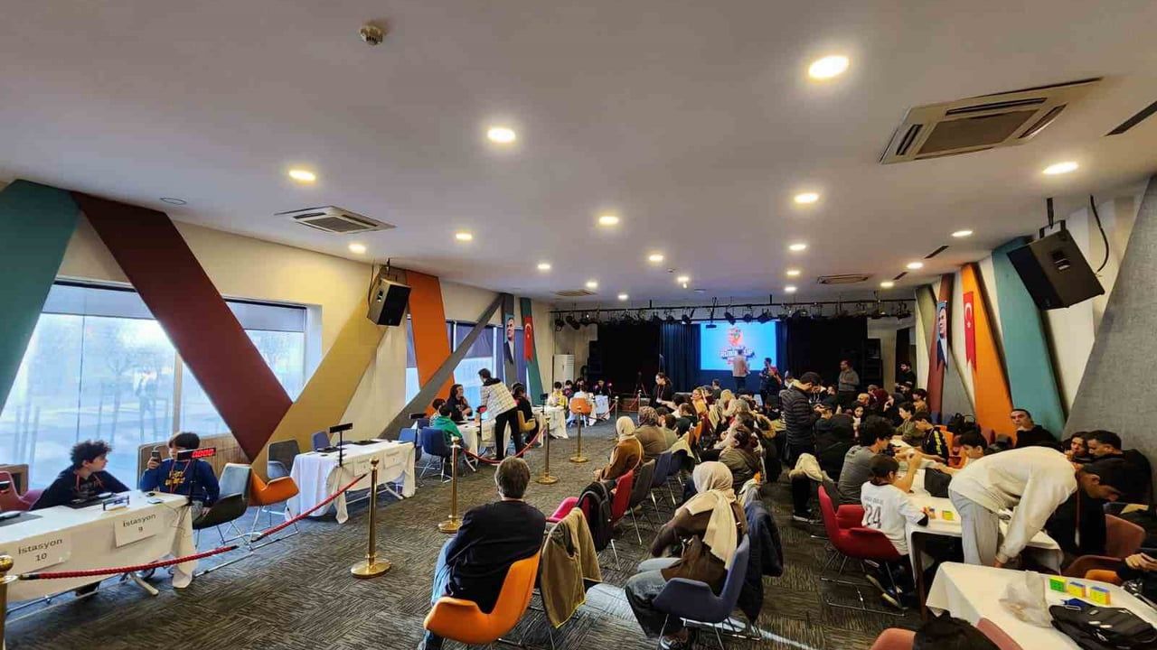 Beyoğlu'nda ilk Rubik Küp Turnuvası düzenlendi: 2x2x2 ve 3x3x3 kategorileriyle 120 kişi yarıştı