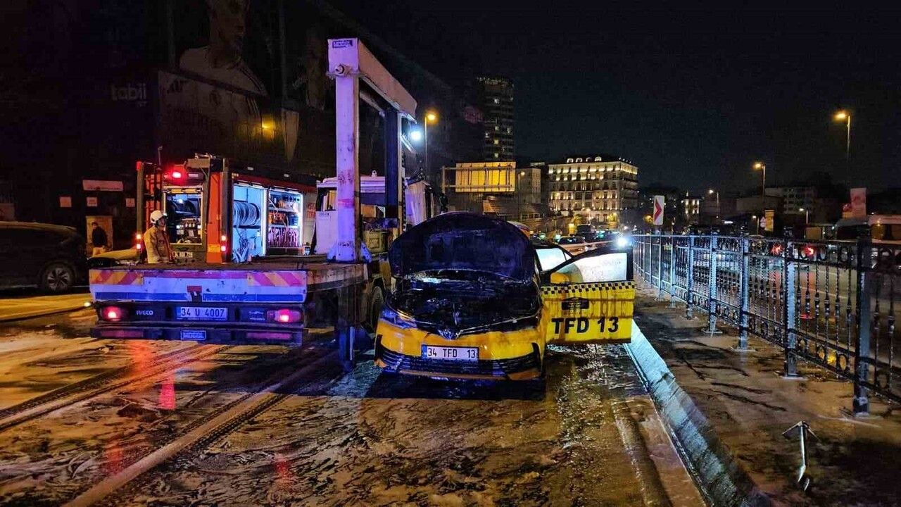 Beyoğlu’nda seyir halindeki ticari takside motor yangını: sürücü ve 3 yolcu tahliye edildi