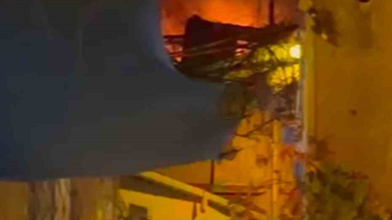 Beyoğlu'nda teras katında çıkan yangın itfaiye müdahalesiyle kontrol altına alındı