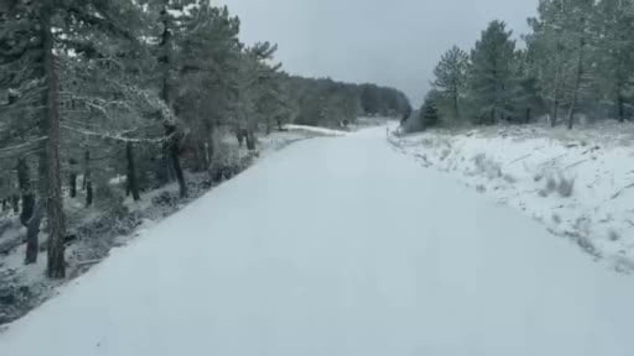 Beypazarı'nın yüksek kesimlerinde gece başlayan kar yağışı etkili oldu