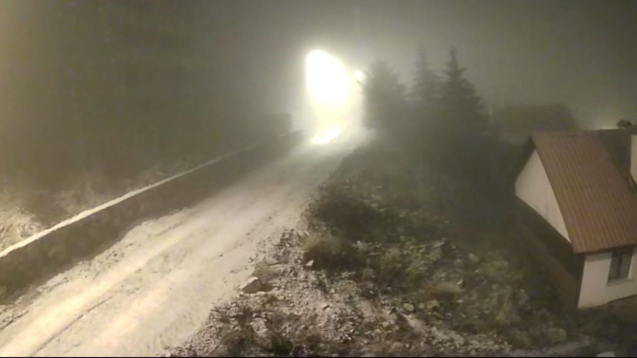 Beypazarı'nın yüksek kesimlerinde kar yağışı: Karaşar Mahallesi beyaza büründü