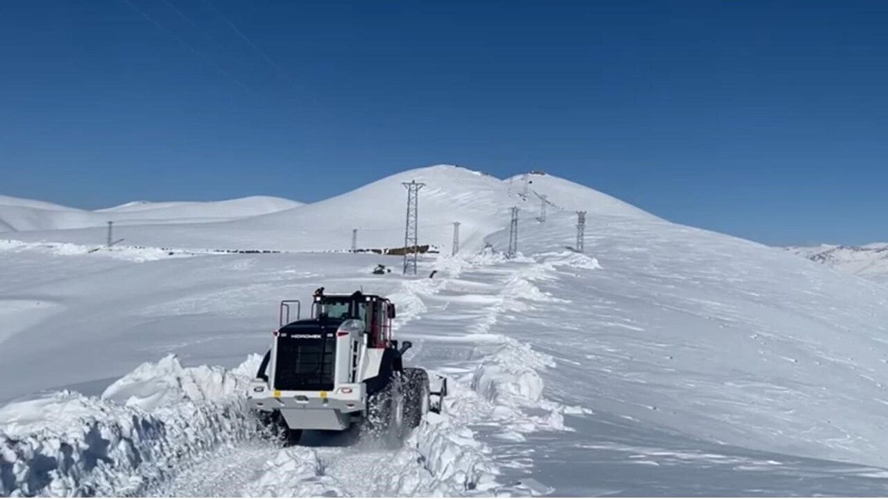 Beytüşşebap'ta tipi köy yollarını ulaşıma kapattı; 40 km yeniden açıldı