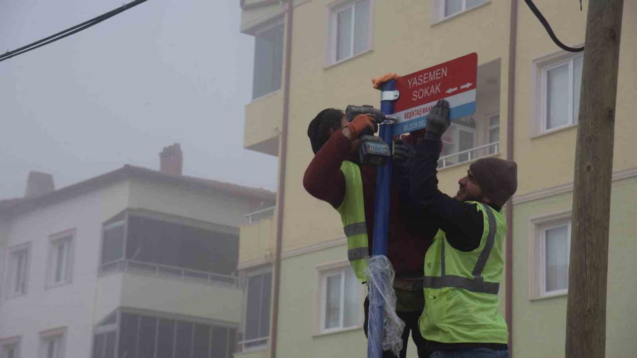 Bilecik Belediyesi Mahallelerde Cadde ve Sokak Tabelalarını Yeniliyor
