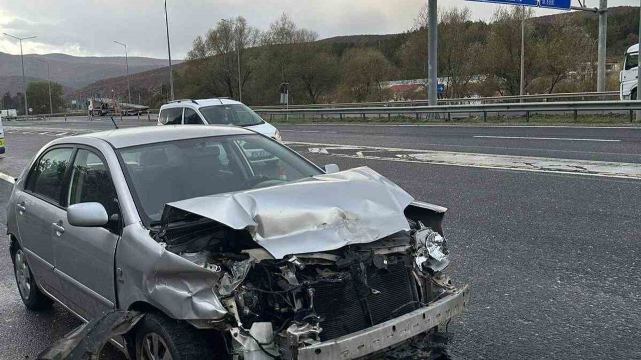 Bilecik-Bozüyük çevre yolunda trafik kazası: Beton bariyere çarpan araçta 2 yaralı