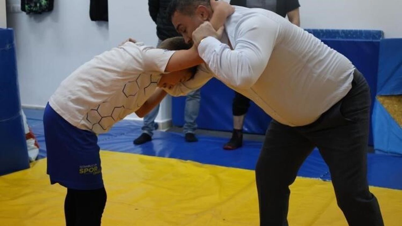 Bilecik İl Müdürü Ramazan Demir, güreşçilerle mindere çıktı