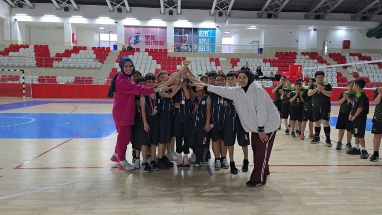 Bilecik'in Bozüyük ilçesinde küçük erkekler voleybol müsabakaları tamamlandı