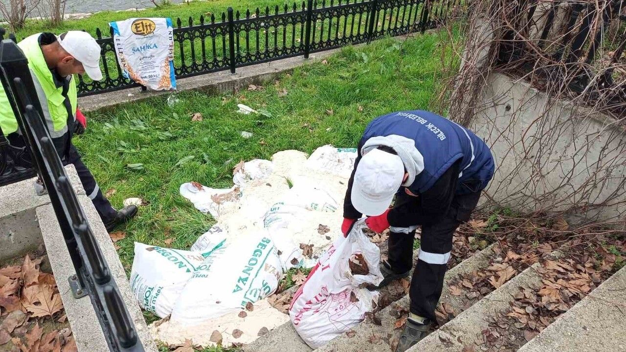 Bilecik İstasyon Mahallesi'nde yol kenarına atılan 15 çuval ekmek hamuru kaldırıldı