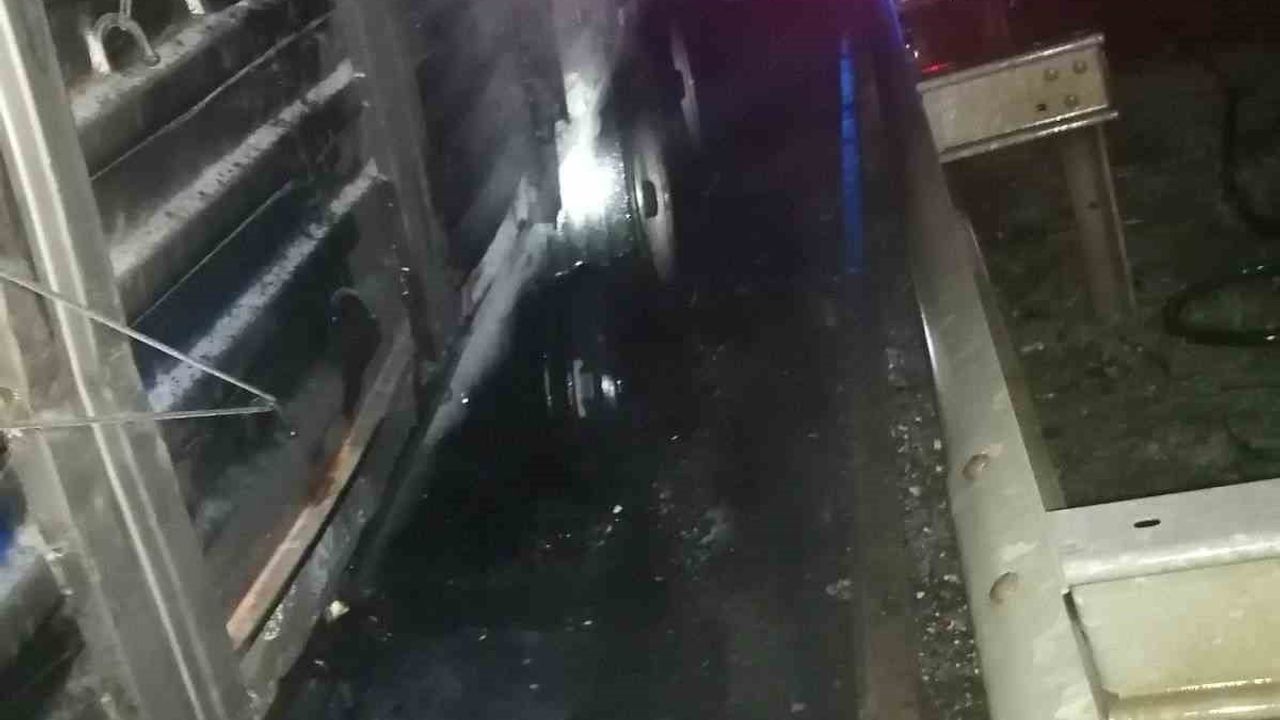 Bilecik Osmaneli'de Seyir Halindeki Çekici Tır Alev Aldı