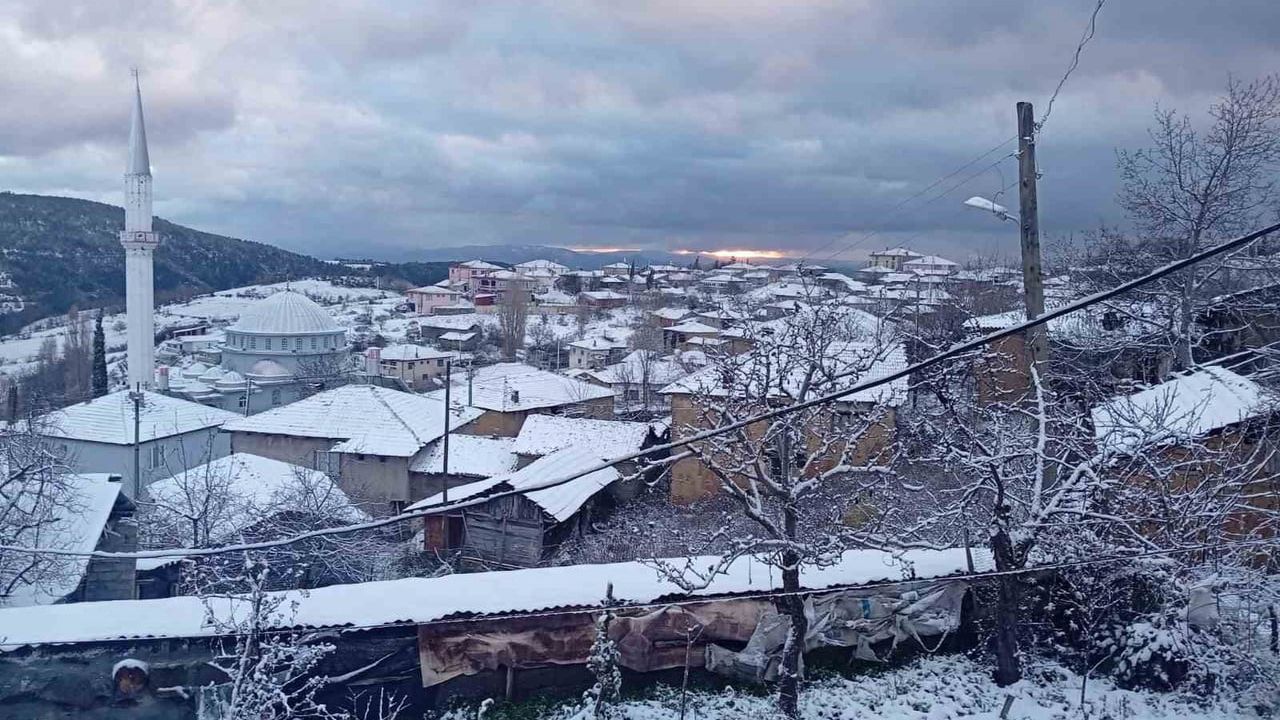Bilecik Osmaneli'nin yüksek kesimlerine mevsimin ilk karı yağdı