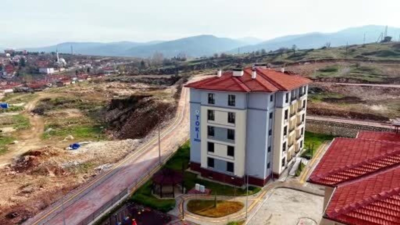 Bilecik Pazaryeri'nde 105 TOKİ konutu hak sahiplerine teslim edildi