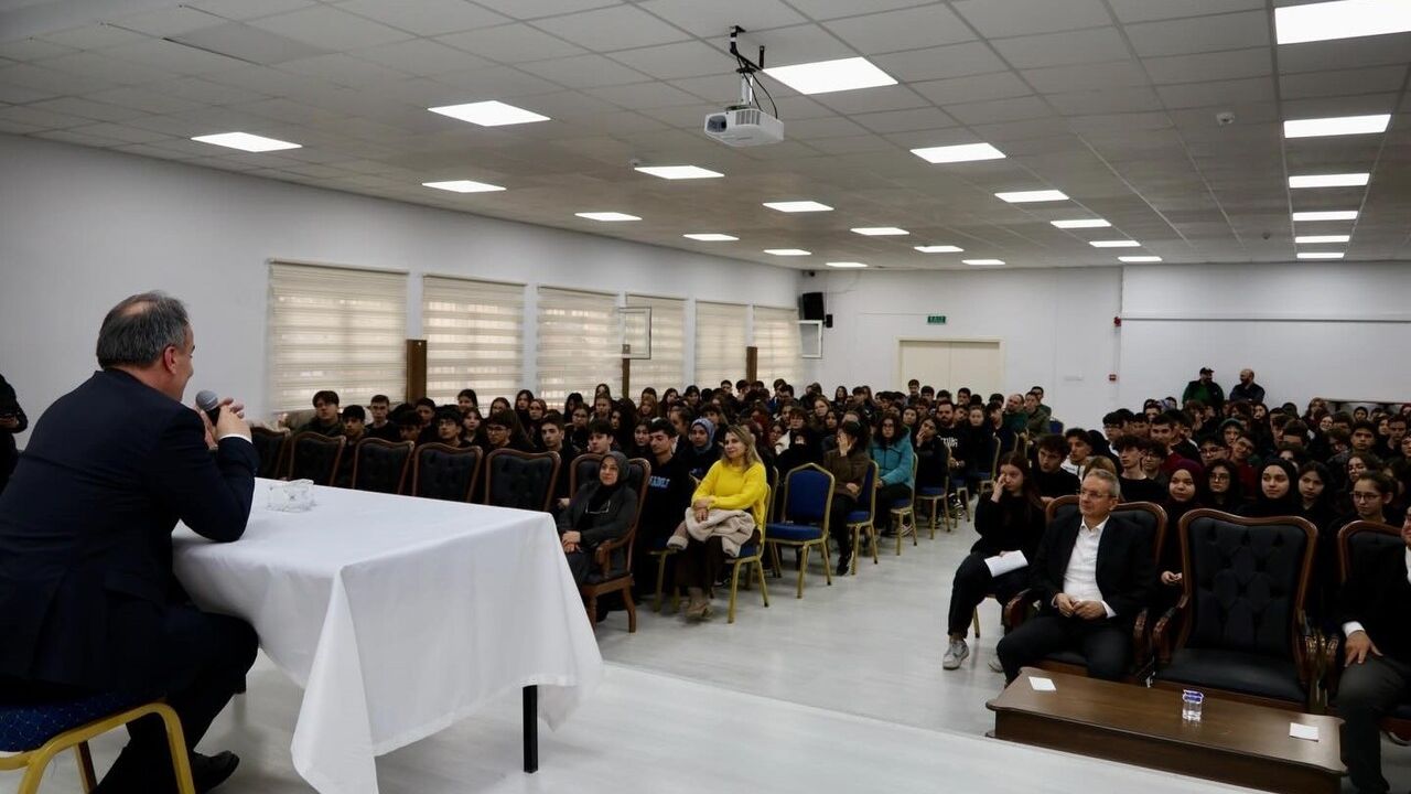 Bilecik Refik Arslan Öztürk Fen Lisesi’nde Kariyer Günleri öğrencilerden yoğun ilgi gördü