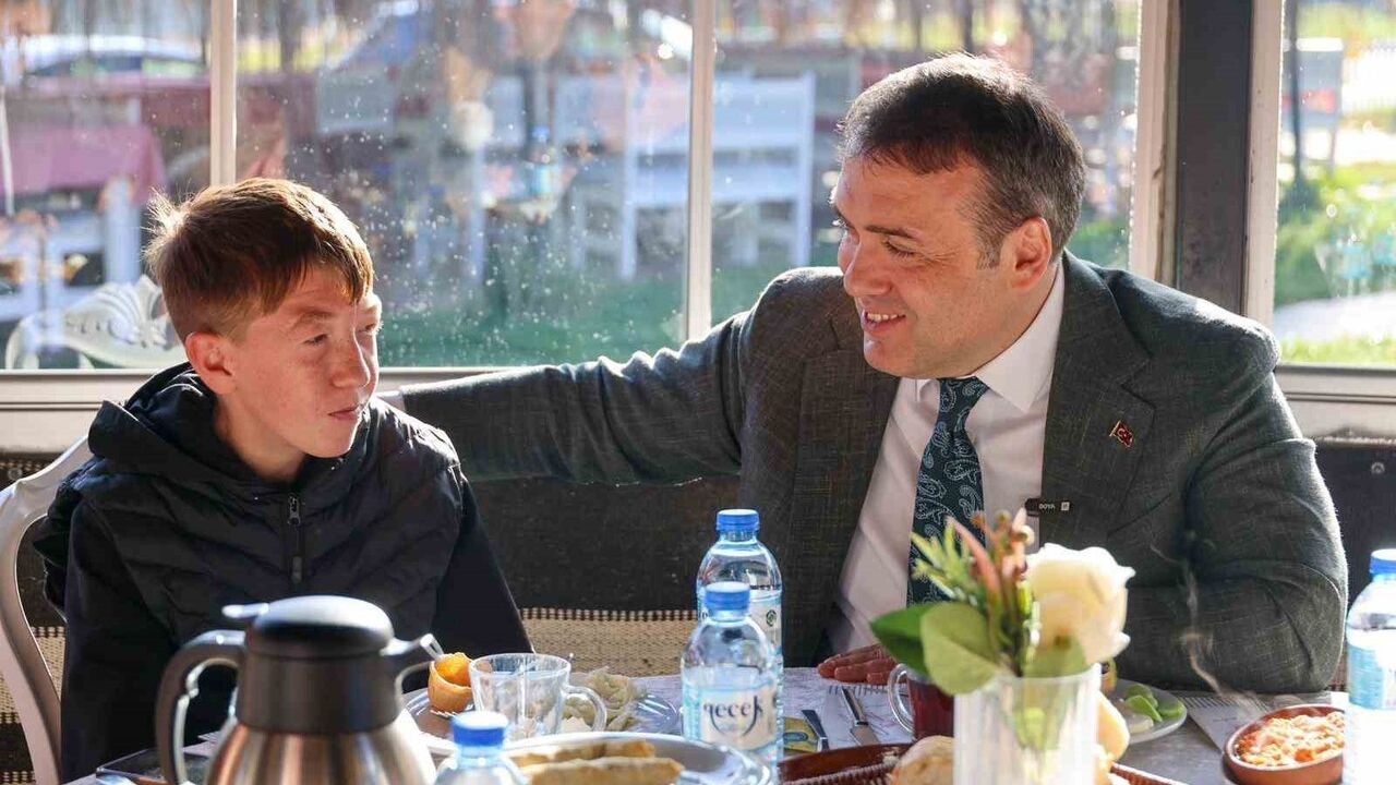 Bilecik’te 3 Aralık Dünya Engelliler Günü: Vali Faik Oktay Sözer Engelli Bireylerle Kahvaltıda Buluştu