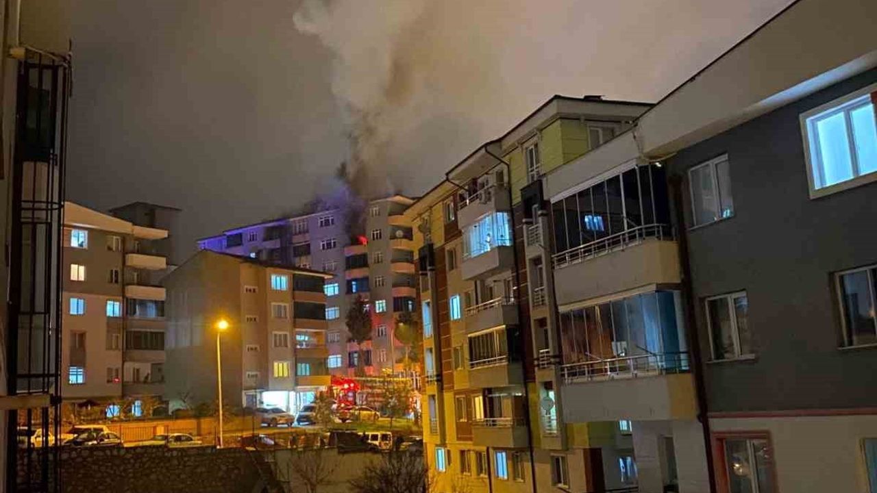 Bilecik'te 7 katlı binanın 6. katında yangın; itfaiye çalışmaları sürüyor