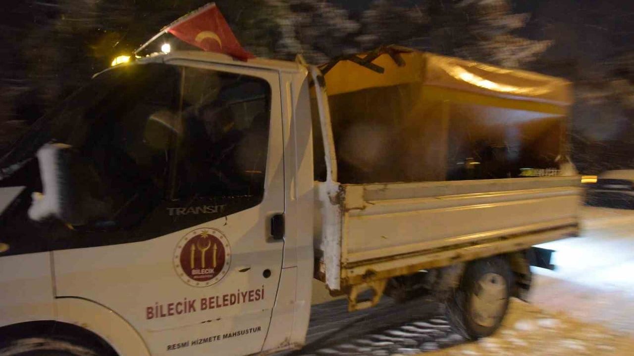 Bilecik’te belediye ekipleri sabaha kadar kar mesaisinde