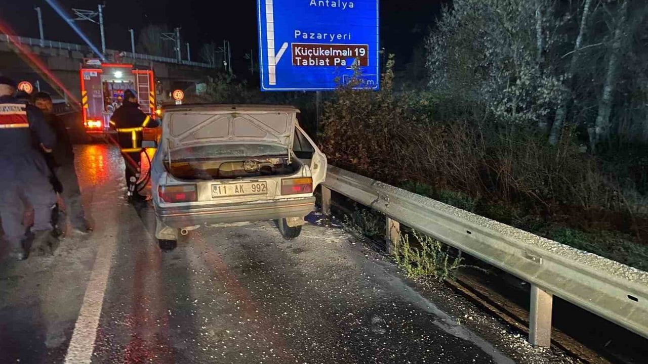Bilecik’te Demirköy mevkiinde seyir halindeki otomobil motor yangını söndürüldü