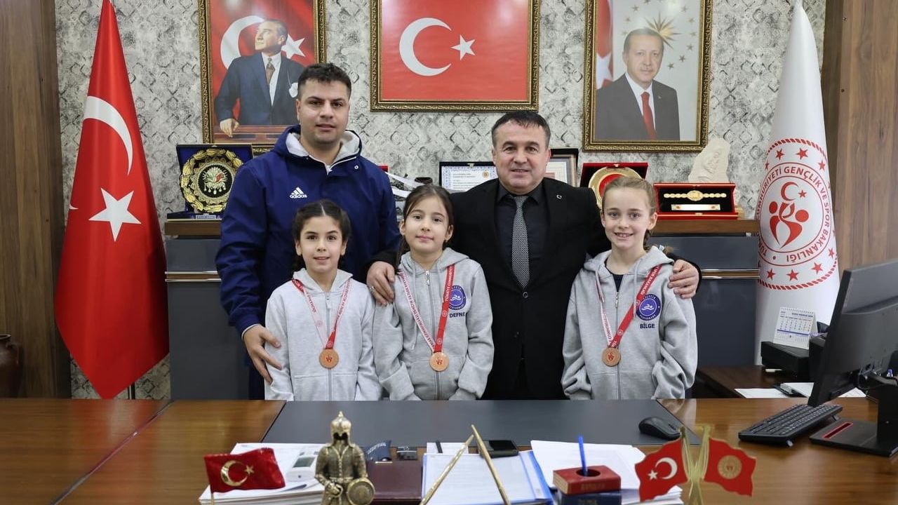 Bilecik'te dereceye giren minik yüzücüler Gençlik ve Spor İl Müdürünü ziyaret etti