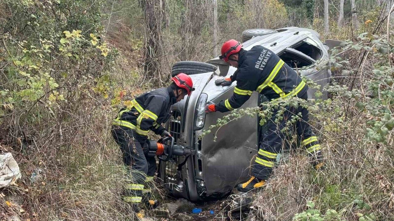 Bilecik'te frenleri tutmayan hafif ticari araç uçuruma yuvarlandı; sürücü yara almadan kurtuldu