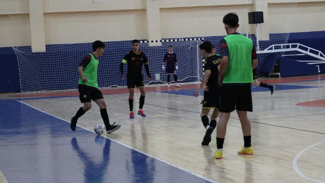 Bilecik'te Genç Erkekler Futsal Müsabakaları İstasyon Spor Salonu'nda Coşkuyla Sürüyor