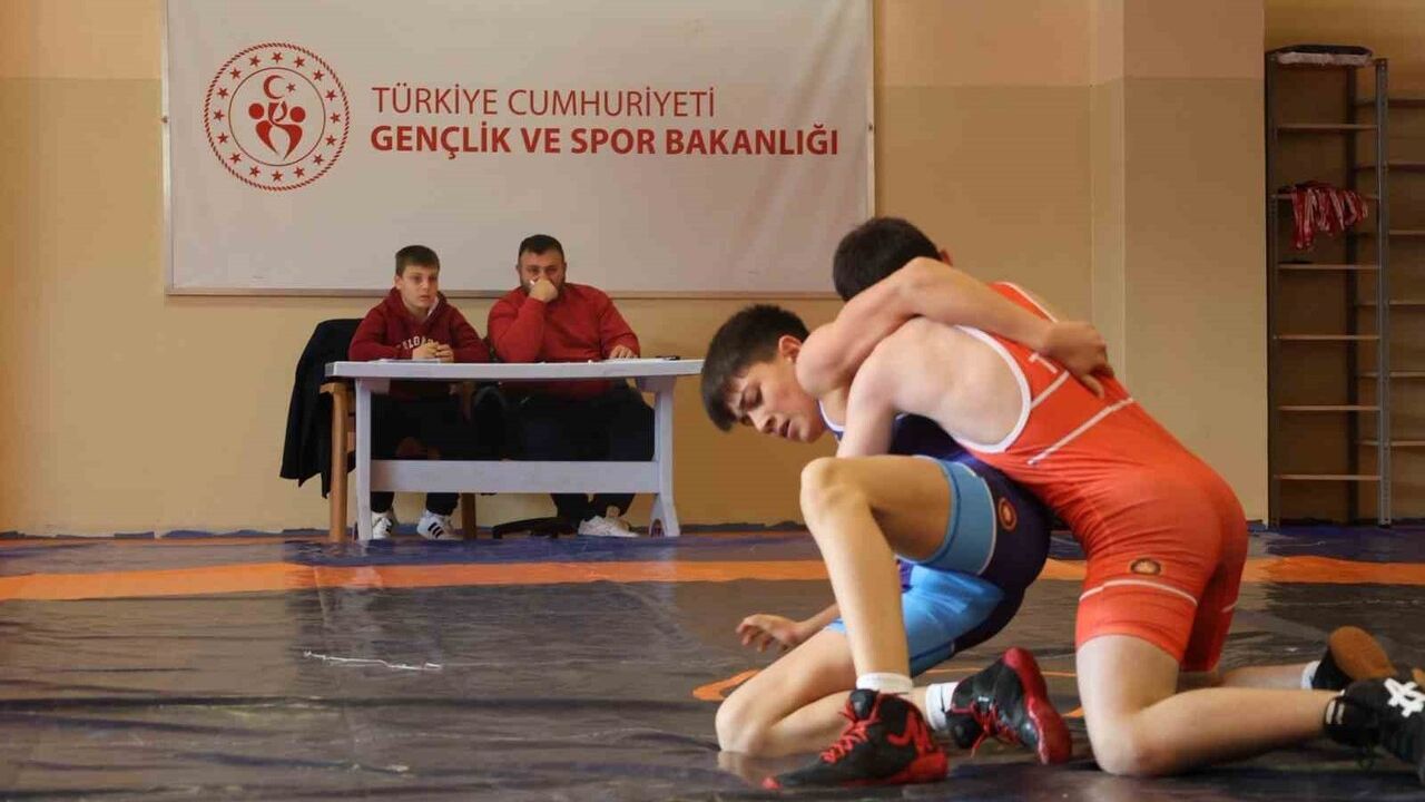 Bilecik’te Genç Güreşçiler Yoğun Mücadeleyle Teknik Becerilerini Geliştirdi