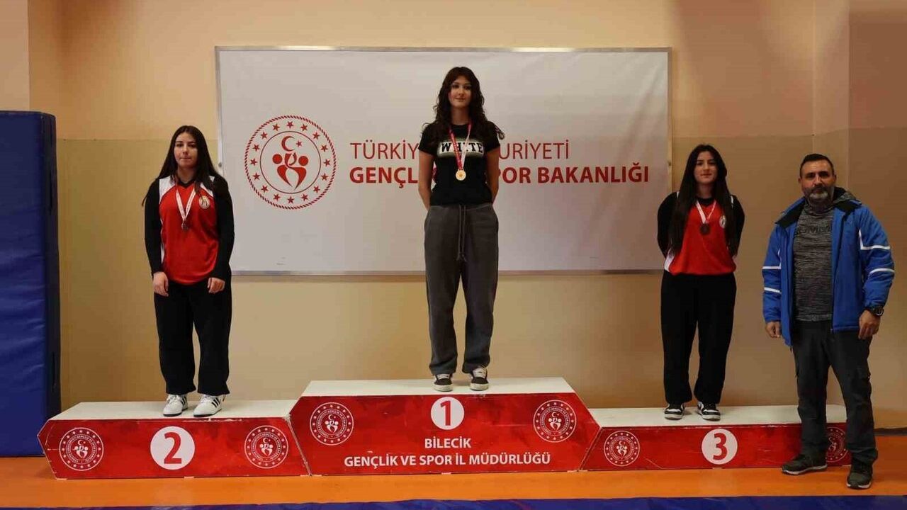 Bilecik’te Gençler Bilek Güreşi İl Birinciliği İstasyon Kapalı Spor Salonu’nda Tamamlandı