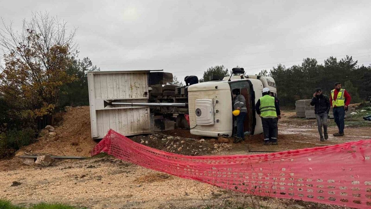 Bilecik'te hafriyat kamyonu devrildi: sürücü itfaiye tarafından kurtarıldı