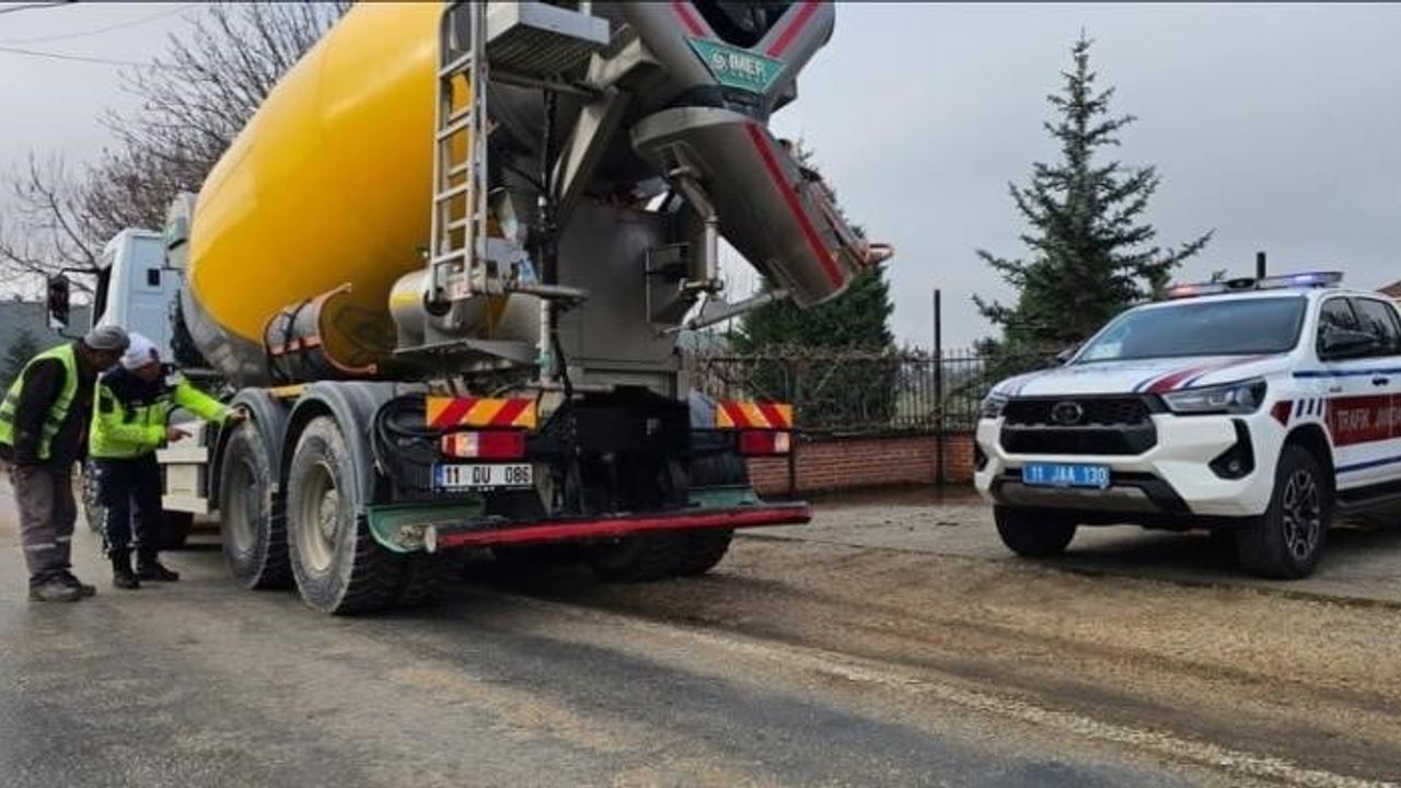 Bilecik’te jandarmadan ticari araçlara kış lastiği denetimi